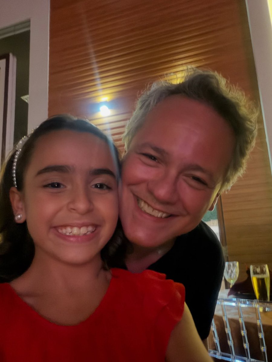 infodantonmello's tweet photo. QUE FOFOS! 🥹🤏 Antonela Benvenutti, que interpreta Aurelinda em #ANobrezadoAmor, aparece em selfie com seu pai na ficção, Danton Mello como Diógenes.

📲| antonellabenvenuti via feed. https://t.co/fZ8K1s2THo