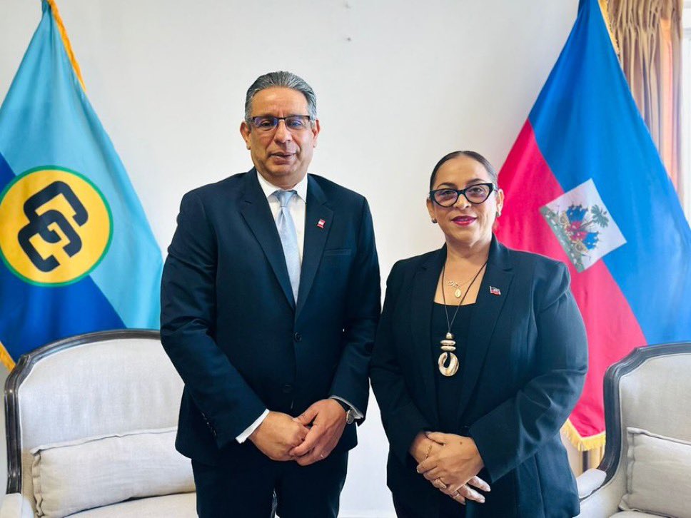 LeReporterHT's tweet photo. La ministre Raina Forbin a reçu, en audience, le consul du Pérou Dimitri Léger.

Les échanges ont porté sur la coopération humanitaire et sécuritaire, le soutien à la transition, les élections et le rôle du corps consulaire en faveur de la stabilité et le redressement national. https://t.co/mAskkOe4xL