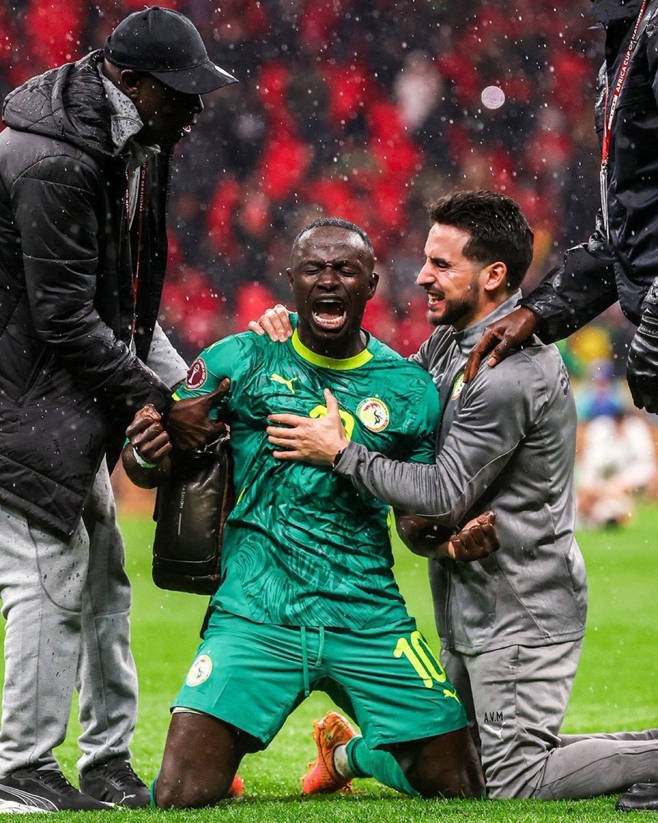 Si por alguien siento una profunda tristeza, después de la nefasta decisión de quitar la Copa África 2026 a Senegal, es por Sadio Mané.

Él se quedó en el terreno de juego cuando el DT senegalés les mandó a salir, contradijo a su propio entrenador, llamó insistentemente a sus