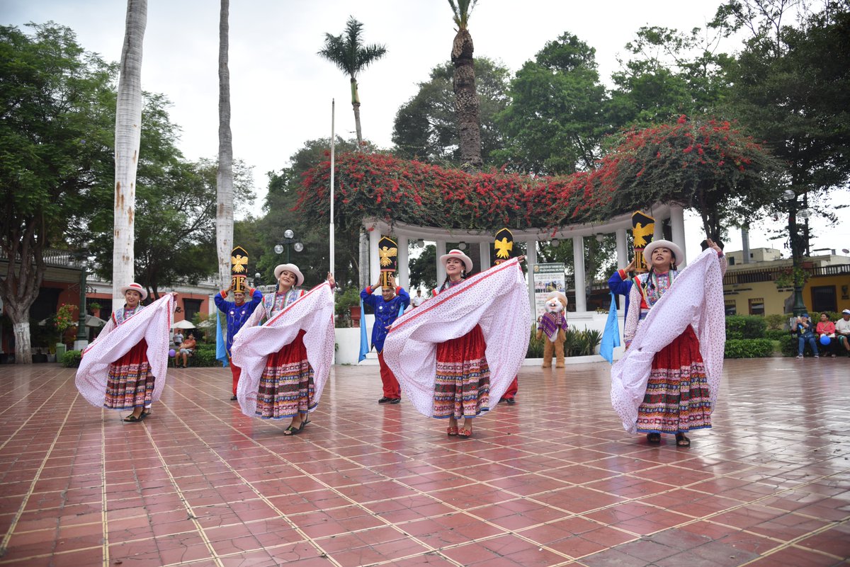 DirturP57491's tweet photo. 🎉 Alegría y cercanía en Barranco
Show para la ciudadanía con el elenco de danzas DIRTUR PNP y apoyo de la Dirección Antidrogas, por el Día de la Felicidad 😊#PolicíaDeTurismo #PNP #LimaSur https://t.co/fBkgyc0A4S