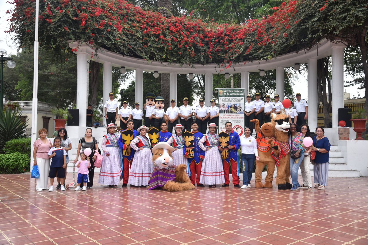 DirturP57491's tweet photo. 🎉 Alegría y cercanía en Barranco
Show para la ciudadanía con el elenco de danzas DIRTUR PNP y apoyo de la Dirección Antidrogas, por el Día de la Felicidad 😊#PolicíaDeTurismo #PNP #LimaSur https://t.co/fBkgyc0A4S