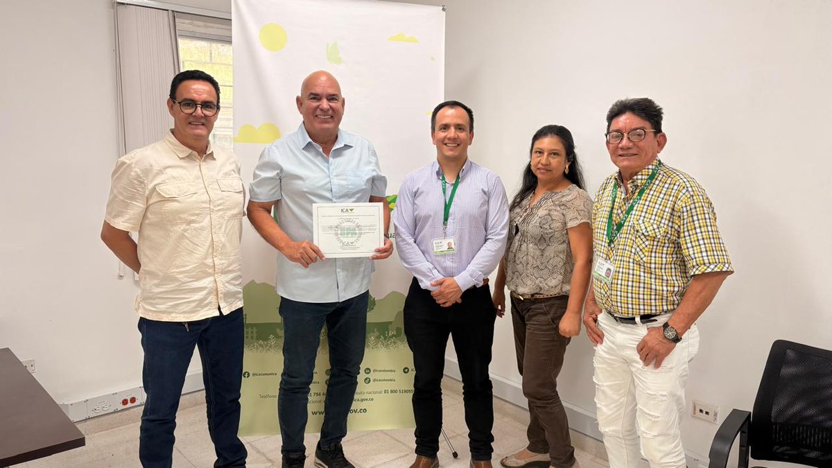 ICACOLOMBIA's tweet image. 🍋‍🟩En #Barranquilla certificamos en Buenas Prácticas Agrícolas (BPA) a productor de lima ácida Tahití. Un paso que contribuye al #desarrolloeconómico de una región en la que se cultivan 130 hectáreas de este fruto. 

Desde el ICA acompañamos a pequeños y medianos productores en