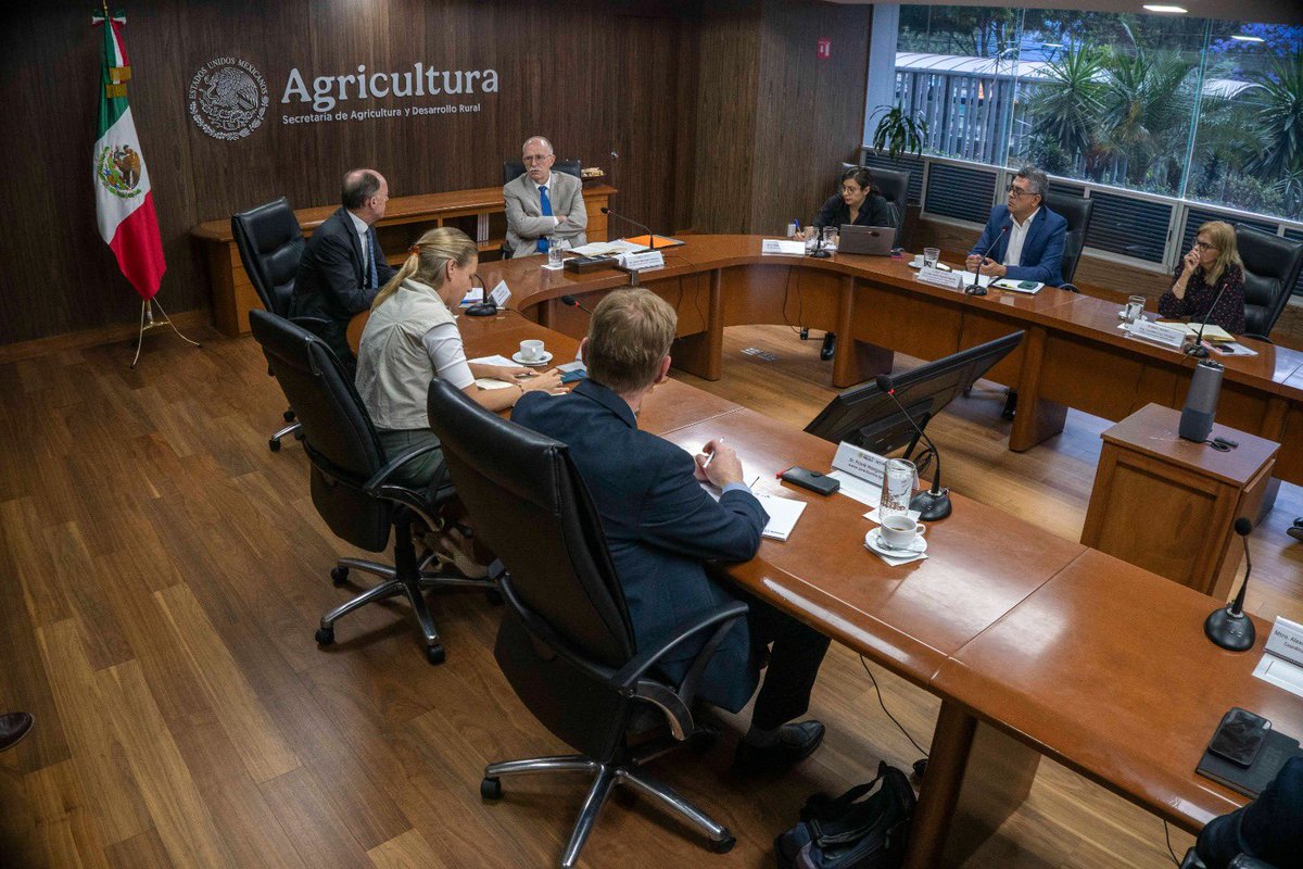 El día de hoy, desde <a href="/Agricultura_mex/">Secretaría de Agricultura y Desarrollo Rural</a>, sostuvimos una reunión con <a href="/driessen_andre/">André Driessen</a>, embajador del Reino de los Países Bajos en México, para fortalecer la cooperación agroalimentaria entre nuestros países.

Coincidimos en el gran potencial para impulsar el intercambio de productos,