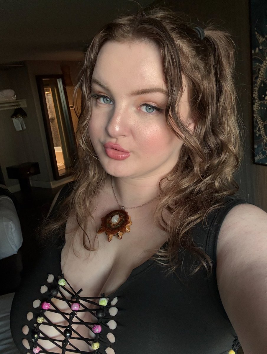 Eliza Eves 🍑 tweet media