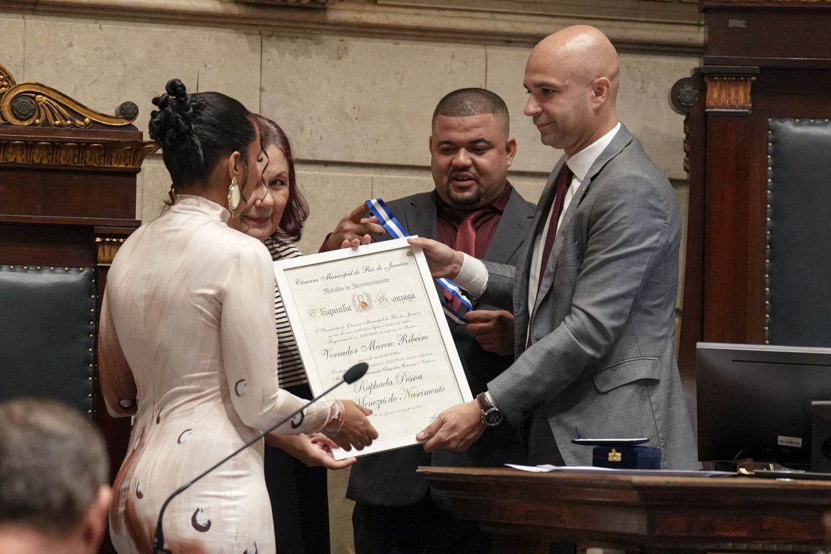 srzdcarnaval's tweet image. #Carnaval: Raphaela Nascimento, presidente da Escola de Samba Tradição, foi agraciada, na tarde da última segunda-feira (16), com a Medalha Chiquinha Gonzaga, uma das mais importantes honrarias concedidas pela Câmara Municipal dos Vereadores do Rio.

📸ABC Assessoria Imprensa
