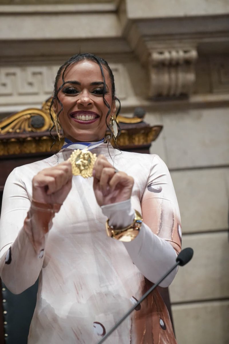 srzdcarnaval's tweet image. #Carnaval: Raphaela Nascimento, presidente da Escola de Samba Tradição, foi agraciada, na tarde da última segunda-feira (16), com a Medalha Chiquinha Gonzaga, uma das mais importantes honrarias concedidas pela Câmara Municipal dos Vereadores do Rio.

📸ABC Assessoria Imprensa