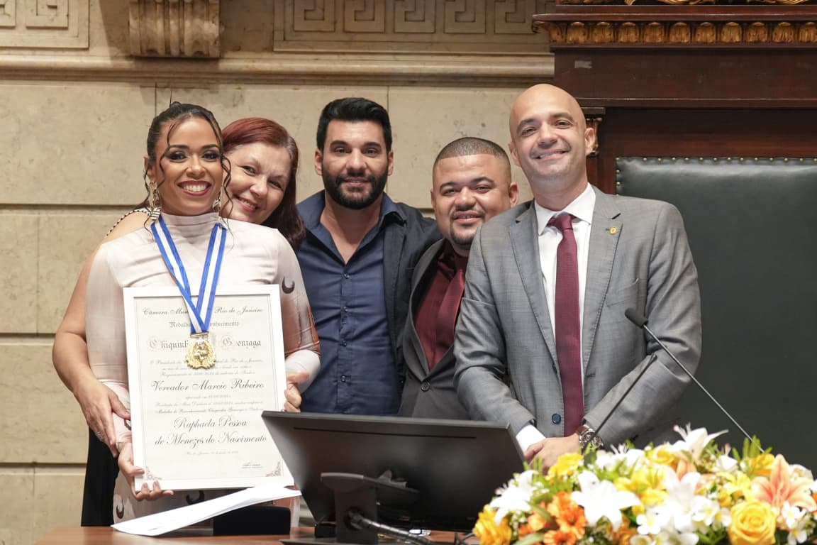 srzdcarnaval's tweet image. #Carnaval: Raphaela Nascimento, presidente da Escola de Samba Tradição, foi agraciada, na tarde da última segunda-feira (16), com a Medalha Chiquinha Gonzaga, uma das mais importantes honrarias concedidas pela Câmara Municipal dos Vereadores do Rio.

📸ABC Assessoria Imprensa