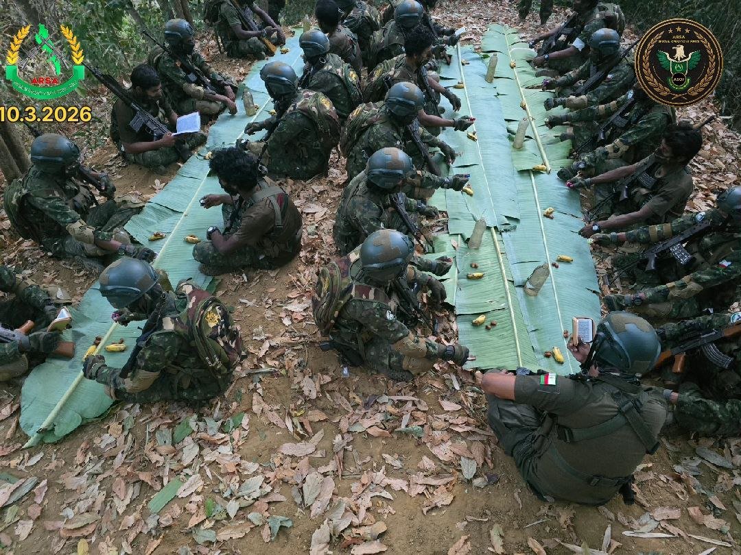🔴 Arakan Rohingya Kurtuluş Ordusu savaşçılarının iftar sofrası:

İki hurma ve bir muz.