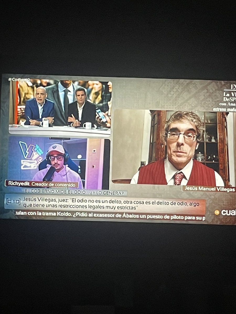 AUR11___'s tweet photo. @rickyedit Encendiendo la tele para dormir y me encuentro con el padre, super interesante de lo que hablabais! Te amo Ricky :) me ha hecho mucha ilusión verte en la tele antes de dormir, me ha arreglado el mal día que estaba teniendo https://t.co/rv5kuTcr3q
