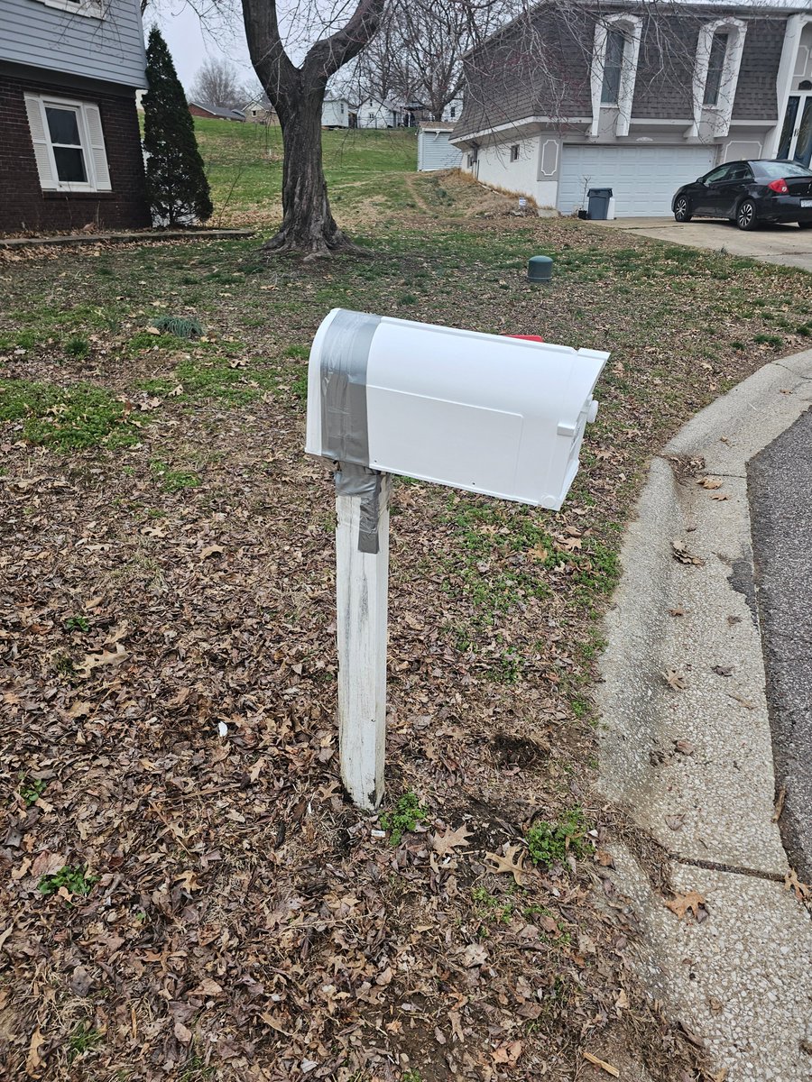 tyson_milner's tweet photo. @AreYouGarbage - welp, the mailbox is fixed https://t.co/4wox3SSRRO