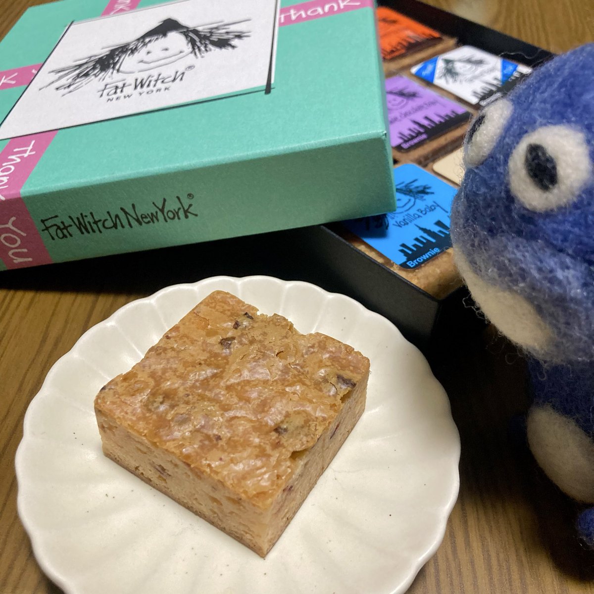 tadarun_toma's tweet photo. 太っちょ魔女さんのブラウニー初めて食べた🧙🏾♀️プレーン、いちご、くるみ、味によってねっちりザクザク歯応え違うのも楽しい!ここ最近の毎日の楽しみ€( ´Θ`)ノ🍰
#fatwitch https://t.co/c5NDu0VXvj