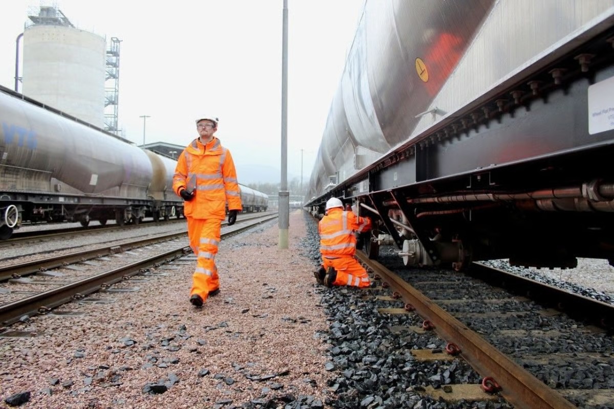 RAILMARKETCOM's tweet image. #VTG Rail UK has renewed a 15-year lease with #Breedon for 72 JPA powder tank wagons moving 1.5m+ tonnes of cement annually from Hope Cement Works. 🚆🏗️ New #iWagon-equipped units are entering service, with more deliveries to follow. 📦

Read more: railmarket.com/news/rolling-s…
