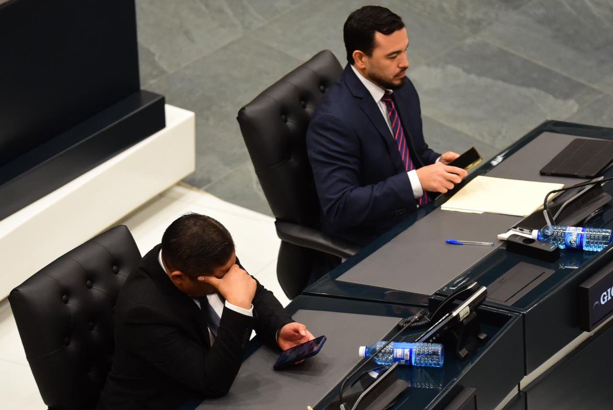DrCatrinSv's tweet photo. Sinvergüenzas, esos son.
Les pagamos $14,000 al mes para ver el celular. Durante toda la plenaria, deberían de ser prohibidos. https://t.co/kD3PGxaVsg