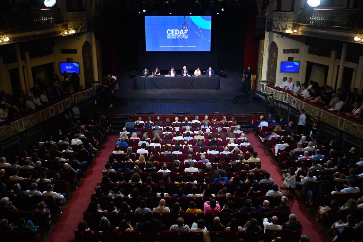 waltercorreaok's tweet photo. Junto a compañeras y compañeros referentes sindicales y de la PBA, acompañamos al gobernador @Kicillofok y a @mara_ruiz_malec en la presentación del @CEDAF_Argentina, un espacio desde donde construir una alternativa al modelo de ajuste de Milei y un futuro para nuestra patria. https://t.co/LgYxJj81Sq