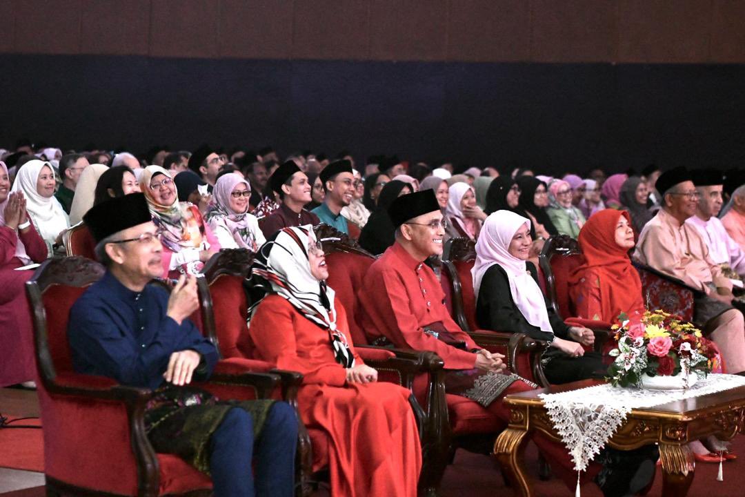 MohdShukriYajid's tweet photo. A meaningful President’s Town Hall alongside the Closing Ceremony of #IhyaRamadan &amp; Grand Iftar. Well done #MSUrians on completing 709 activities this Ramadan. As we move forward, let's remain committed to creating meaningful impact to those we reach. @MSUmalaysia @YayasanMSU https://t.co/BLQq4m9obR