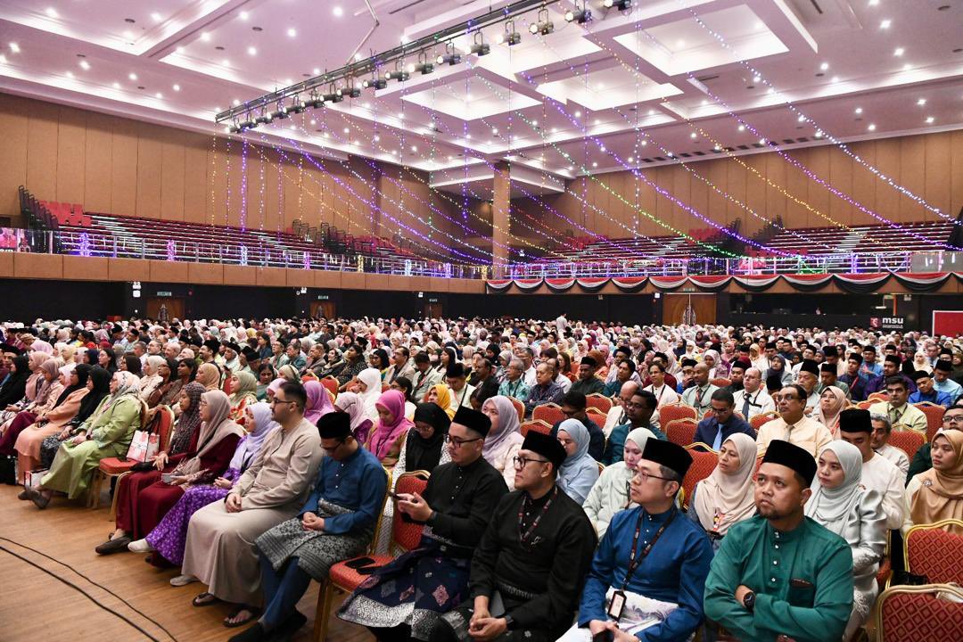 MohdShukriYajid's tweet photo. A meaningful President’s Town Hall alongside the Closing Ceremony of #IhyaRamadan &amp; Grand Iftar. Well done #MSUrians on completing 709 activities this Ramadan. As we move forward, let's remain committed to creating meaningful impact to those we reach. @MSUmalaysia @YayasanMSU https://t.co/BLQq4m9obR