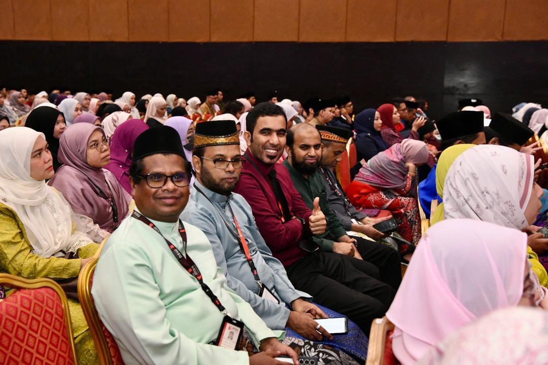 MohdShukriYajid's tweet photo. A meaningful President’s Town Hall alongside the Closing Ceremony of #IhyaRamadan &amp; Grand Iftar. Well done #MSUrians on completing 709 activities this Ramadan. As we move forward, let's remain committed to creating meaningful impact to those we reach. @MSUmalaysia @YayasanMSU https://t.co/BLQq4m9obR