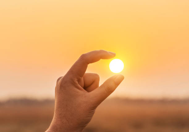 KirkSealls's tweet photo. @amazing_physics Look at this size of this guy’s hand compared to the sun! https://t.co/H54c5ELNHl