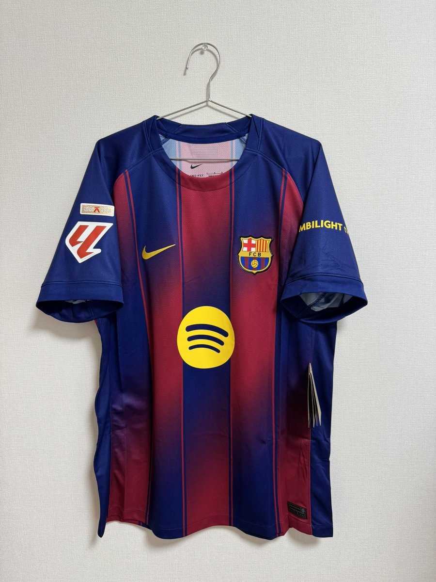 Barcelonacolle1's tweet photo. バルセロナユニフォーム2️⃣2️⃣5️⃣枚目！

2025-26バルセロナ ホーム ドロ・フェルナンデス オフィシャルネーム＆ナンバー入りユニフォーム（トップチーム公式戦デビュー（2025. 9.28 ラ・リーガ第7節 レアル・ソシエダ）モデル）入手！

#barcelona
#バルセロナ
#みんなのサカシャツ https://t.co/VZ2PVZEczD