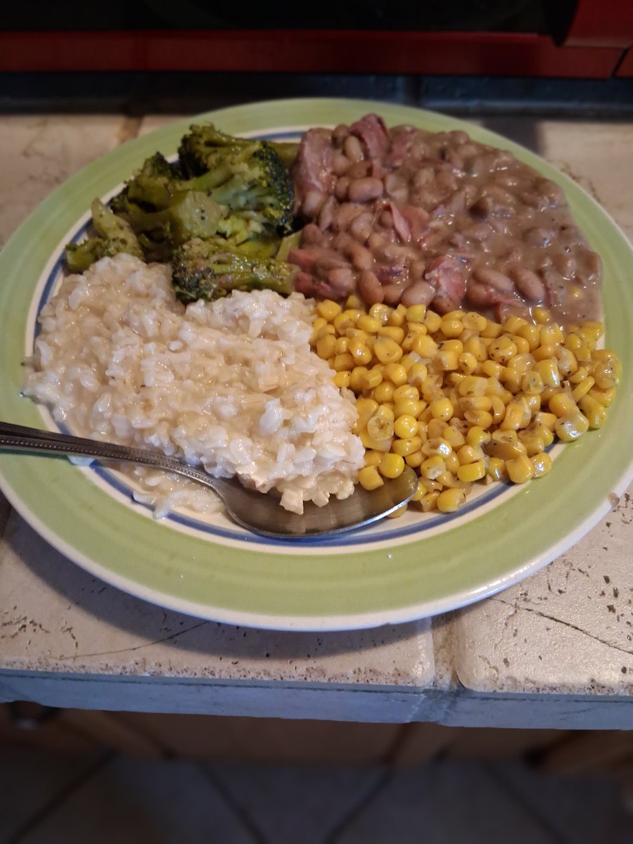 coolyt's tweet photo. I'd like to share with you my recent adoption of a plant-based diet, which currently consists of pinto beans with smoked turkey, corn, brown rice, and broccoli. Any suggestions? 💯 https://t.co/IzW2S98rBk https://t.co/OvmATUYPhA