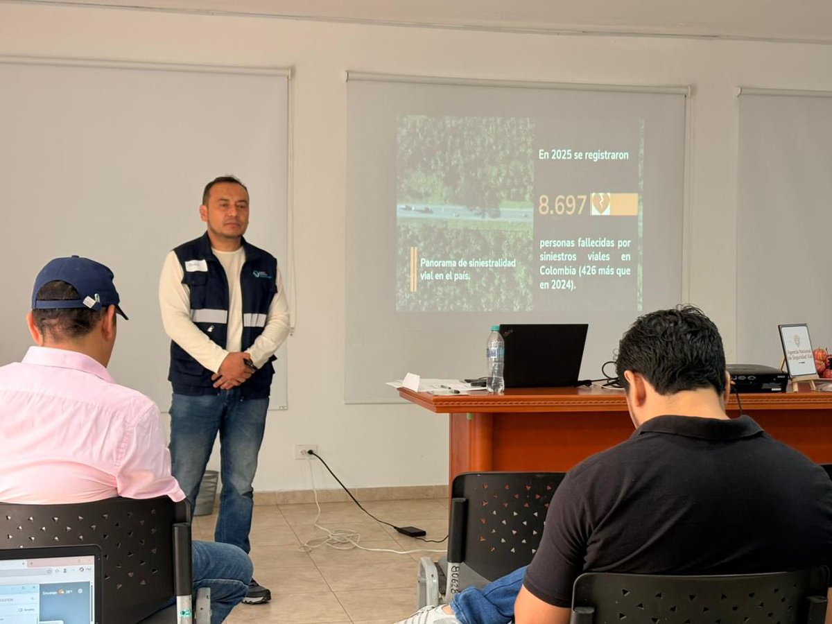ansvcol's tweet image. 📍#Sincelejo, #Sucre

La #ANSV desarrolló en el Auditorio del Ministerio de Transporte una asistencia técnica de capacitación en el Manual de Urbanismo Táctico y Pacificación del Tránsito.

Durante la jornada se realizó una capacitación individualizada de cada una de las guías,