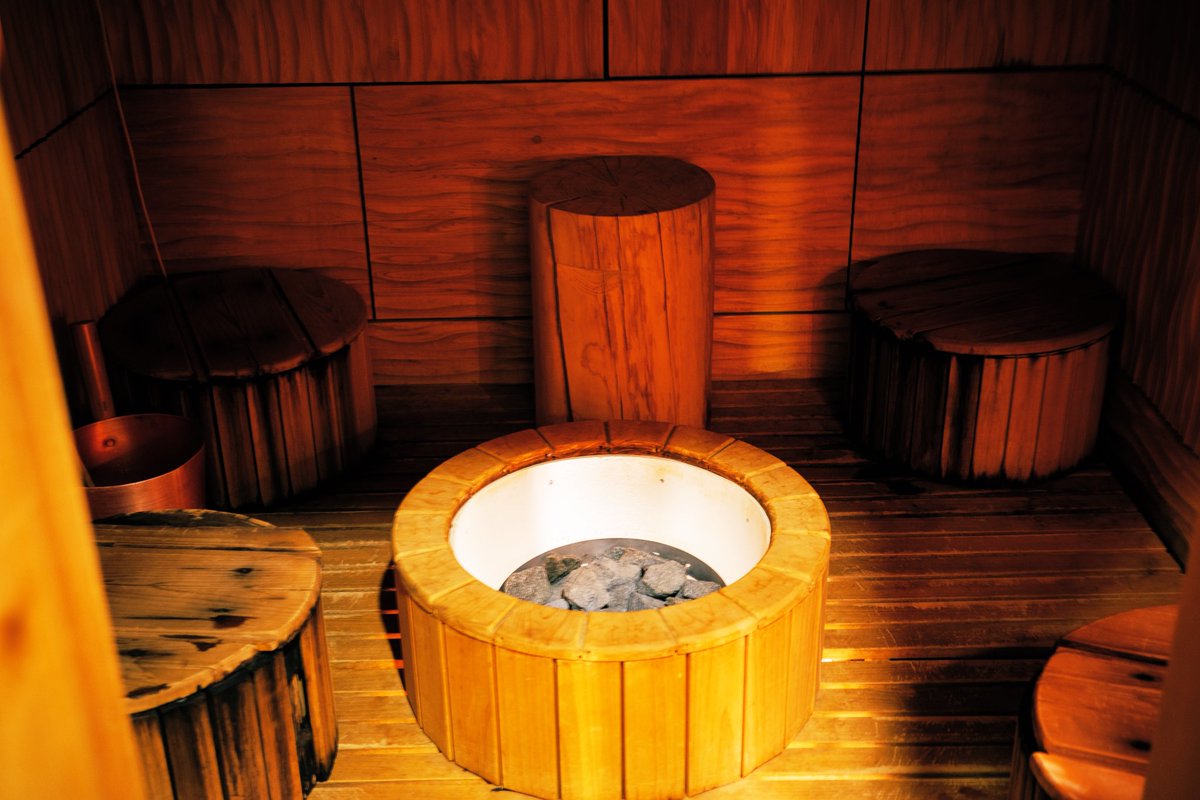 Yu_Blogs_Sauna's tweet photo. HUBHUB御徒町には「心地良い」がたくさんあった…

まずサウナ…施設には男女利用可能なサウナ室が2種類あってそれぞれプライベートサウナのプランがあるんだけどどちらのサウナ室も「心地良い」

囲炉裏みたいに円形で座る「ウーラッコ」は、じんわり系で会話しながら入れる心地良さ…

もう一つの「ポルタ」は天井高のタワー型で、上に行くほどしっかり熱い。

同じ施設でここまで体験変わるんだったらこれはどっちも体験したい…どっちのサウナ室もセルフロウリュができて熱いだけじゃないサウナ…✨

からの水風呂→外気浴。この導線もちゃんと整ってる。で、外気浴が本当に良かった。高架下にあるんだけど薄暗い洞窟みたいな空間が落ち着く…

そして今ならもう一つ「心地良い」

ととのう風…

「これほんとに機械から出てるの？」って思うくらい自然…

扇風機とは違って自然な風を再現してて外で風にあたってるときのあの気持ちよさがそのまま来る。

サウナ後はバーでクラフトビールが楽しめたり、BBQや宴会がついてるプランもあるから一人でも、複数でも楽しめる「心地良い」サウナ施設だった…🤭

📍施設情報
・HUBHUB御徒町
・〒110-0005
　東京都台東区上野5-10-6
・JR山手線・京浜東北線「御徒町」駅徒歩3分
　東京メトロ銀座線「上野広小路」駅徒歩4分
　東京メトロ日比谷線「仲御徒町」駅徒歩4分
　都営大江戸線「上野御徒町」駅徒歩4分