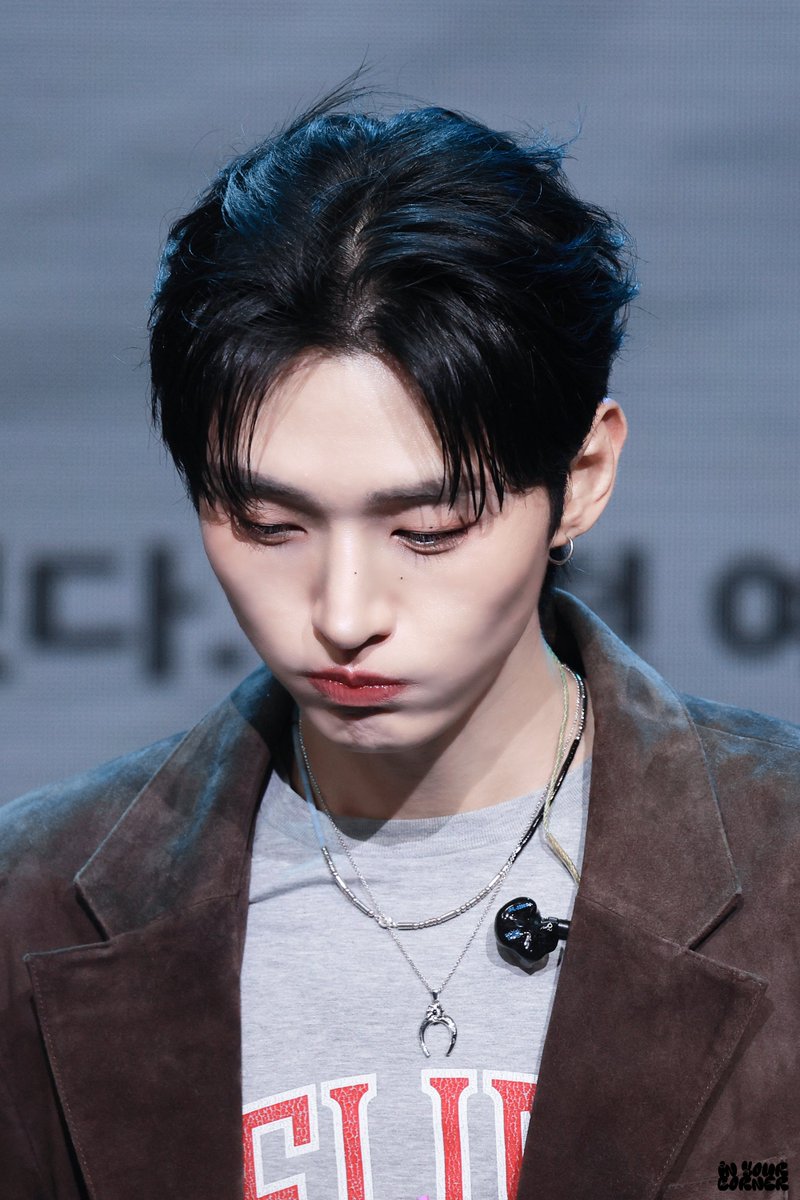 인유어코너 tweet media