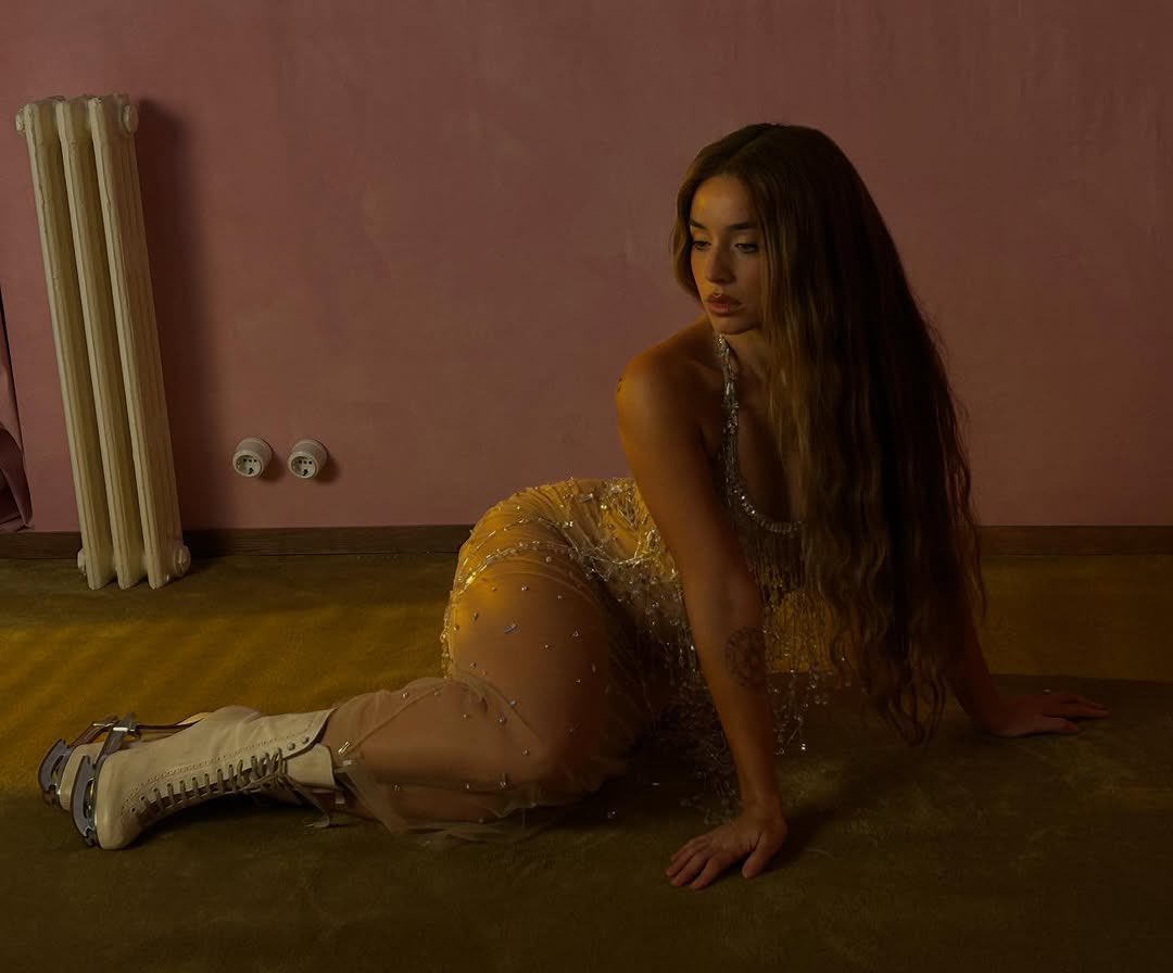 LAREINANDALUZA's tweet photo. Muy pronto…Romance de 1 noche de verano…✨
#Fake
#Roleplay
#Parody
#SeductiveWednesday https://t.co/29Bi2R6AVk