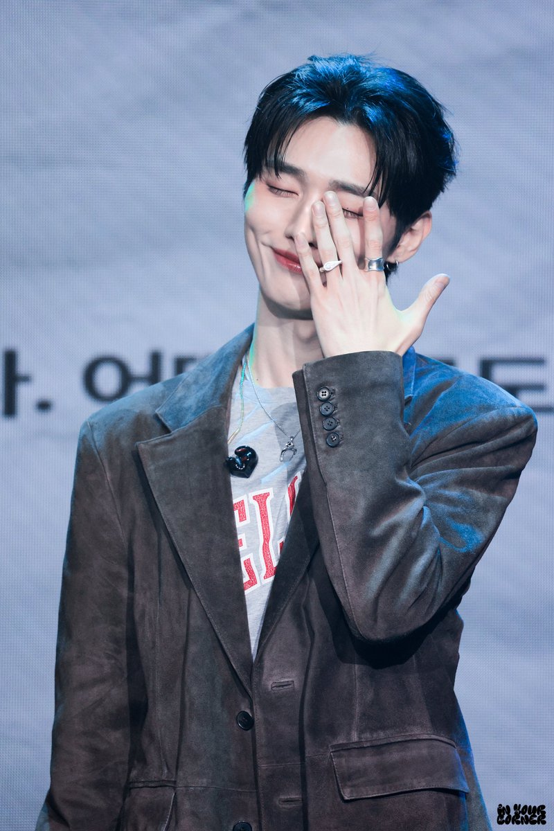 인유어코너 tweet media