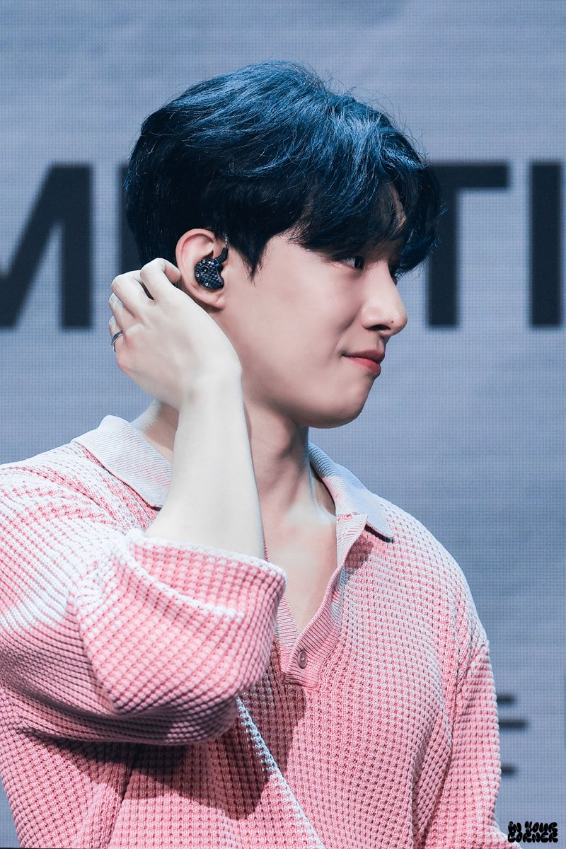 인유어코너 tweet media