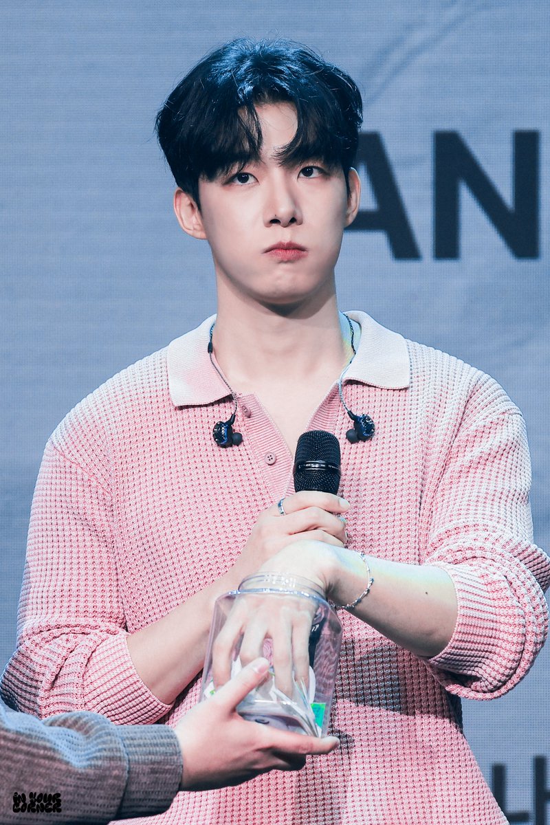 인유어코너 tweet media