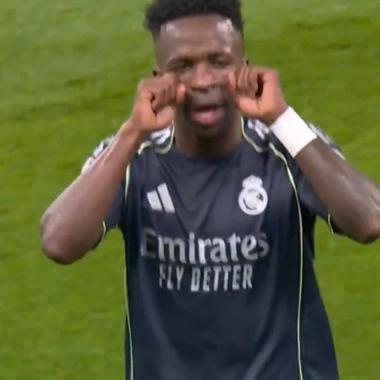 La afición del Manchester City provocó a Vinícius con el robo del Balón de Oro.

El Real Madrid ganó ese partido con asistencia y MVP de Vini.

El año siguiente, Vinícius elimina al City marcando dos goles en el Etihad, se lleva el MVP y celebra así.

Es inevitable.
