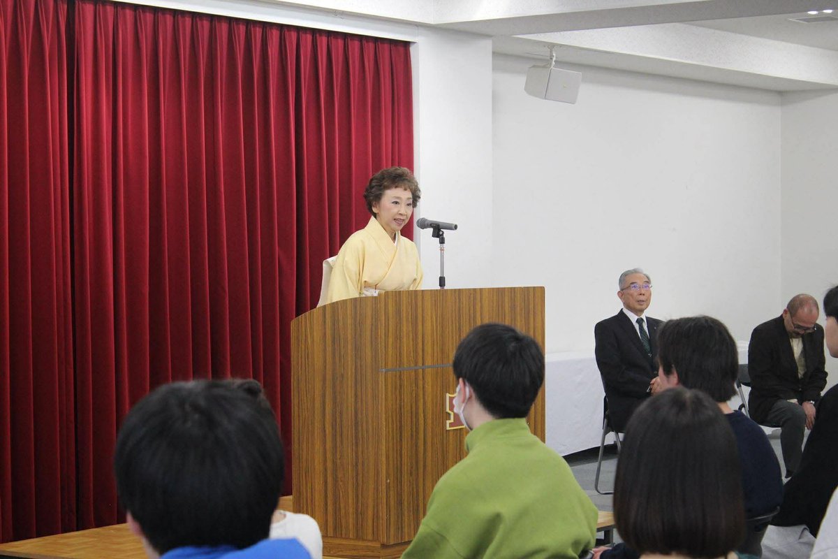 nishikawa_ryu1's tweet photo. #星城リハビリテーション学院 にて、#NOSS を授業に取り入れていただいています。
2年間学んだ学生39名に、#一般社団法人NOSS協会・理事長(#日本舞踊西川流四世家元)#西川千雅 より、
初段インストラクターの認定証を授与をさせて頂きました。
#理学療法士 https://t.co/p1eUPhkbYu