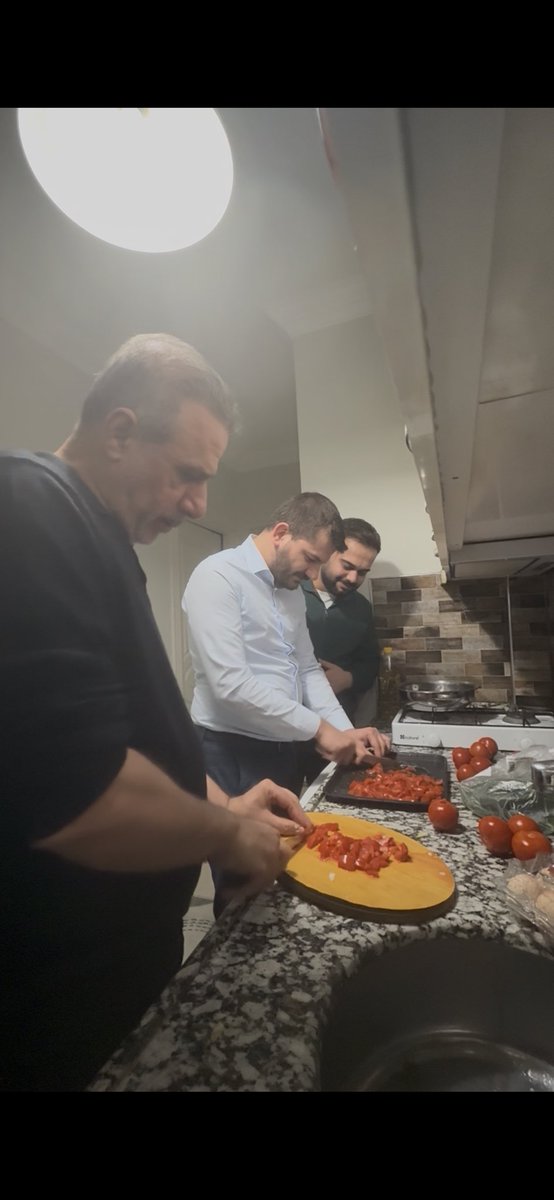 avmustafadurmus's tweet photo. 📍 Öğrenci Evi Sahur 🌙

AK Parti Gaziantep Milletvekilimiz Sayın İrfan Çelikaslan ile birlikte üniversiteli genç kardeşlerimizle sahur sofrasında buluştuk.

Bu bereketli sofrada gençlerimizin fikirlerini, hayallerini ve sorularını dinleyerek samimi bir sohbet gerçekleştirdik. 

Geleceğimizin teminatı gençlerimizin enerjisi ve umutları bizlere ilham veriyor.

@irfancelikaslan
@FurkanKusari
@uniak_gaziantep