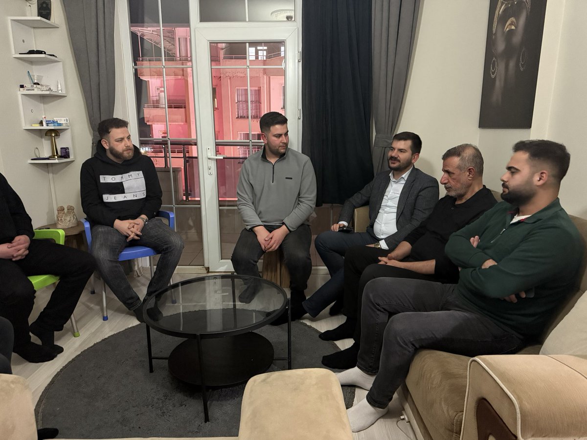 📍 Öğrenci Evi Sahur 🌙

AK Parti Gaziantep Milletvekilimiz Sayın İrfan Çelikaslan ile birlikte üniversiteli genç kardeşlerimizle sahur sofrasında buluştuk.

Bu bereketli sofrada gençlerimizin fikirlerini, hayallerini ve sorularını dinleyerek samimi bir sohbet gerçekleştirdik.