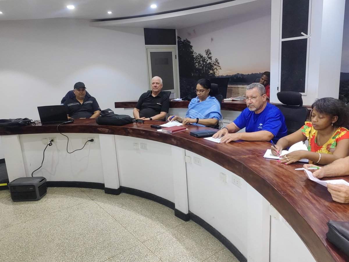 En la #SalaSituacional del #INRH, con la presencia de la #VPM Inés Maria Chapman y los 2 Presidentes de OSDE, evaluamos con cierre 5pm, la recuperación del servicio de abasto de agua en todo el país, de acuerdo a la disponibilidad de energía eléctrica #UnidosXCuba #INRHCuba