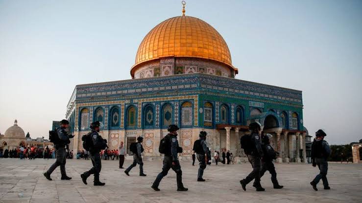 ⭕️ القدس فتحت مرتين على مر التاريخ

المرة الاولى: على يد عمر بن الخطاب سنة 637م في معركة اليرموك، ولكنه قبل ان يذهب للقدس اسقط امبراطورية كسرى الفارسية الشيعية في معركة القادسية ونهاوند.

المرة الثانية: على يد صلاح الدين الأيوبي سنة 1187م في معركة حطين، ولكنه ايضاً قبل تحريره