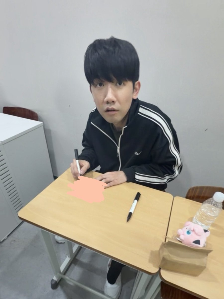 i_kant_do_it's tweet photo. 저번주에
승리쌤한테 차 태워드리갯다거햇는데(재수생이슈로면허가잇음)

승리쌤:아.안타, 어~야.나으;남이운전하는차를 어뜨케타;

라구하심
말 몇 번 절면서까지 싫다고 하심
그엏게 싫으셧남.. ㅇㅅㅇ https://t.co/9iTQfmBOqK