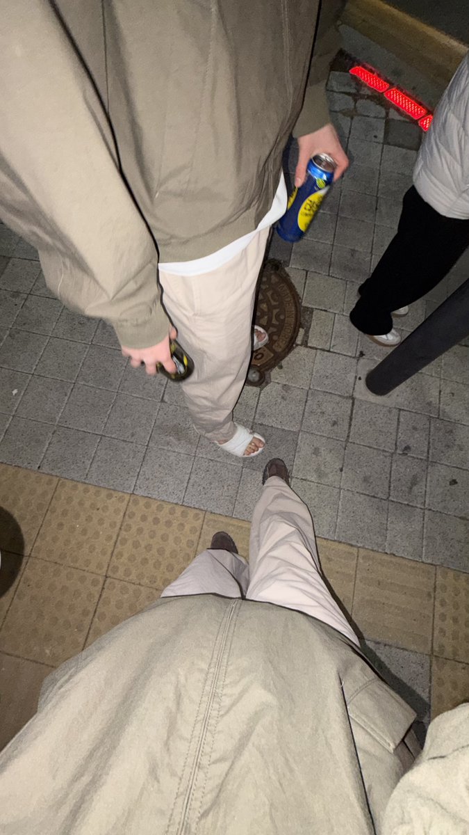 엄마 저는 학교에서 좋은 친구들 만나서 잘 적응해서 다니고 있어요 학교 친구들 모두 다 좋은 친구들이고 나한테 잘해줘요 걱정하지마세요