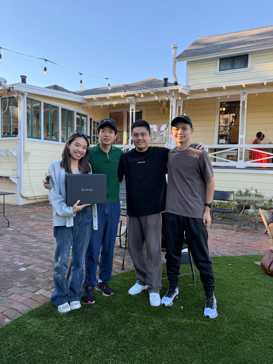 I ran into <a href="/zhubzyz/">Zach Zhong</a> and <a href="/Selinaliyy/">Selina</a> from @BubbleLab in SF during our launch week

They were recently listed as one of the top startups to watch from the YC W26 batch

Super glad we have such a powerhouse supporting <a href="/InsForge_dev/">InsForge</a> 😆🤝

Founders support founders!