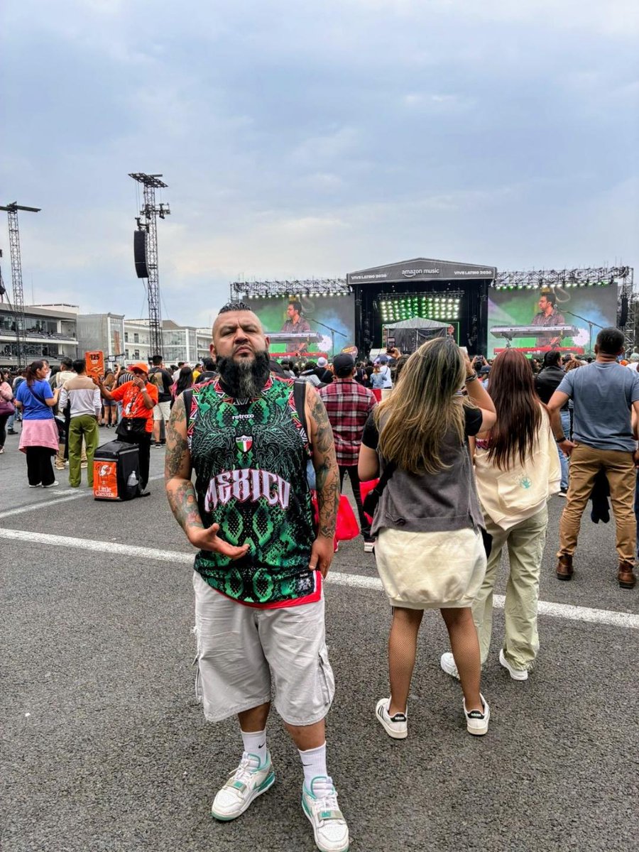 Retrooocom's tweet photo. Cuando un cliente se convierte en embajador, las palabras sobran. 🙌🏽

Gracias por llevarnos contigo en los mejores momentos de tu vida. 🇲🇽🔥

En el festival. En la calle. Frente al mural. Donde sea que México late fuerte, ahí estamos.
Eso es Retrooo. Cultura que se usa https://t.co/SWGKIt21zA