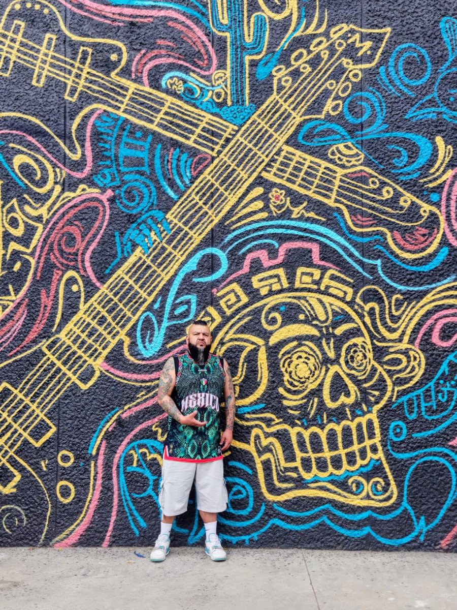 Retrooocom's tweet photo. Cuando un cliente se convierte en embajador, las palabras sobran. 🙌🏽

Gracias por llevarnos contigo en los mejores momentos de tu vida. 🇲🇽🔥

En el festival. En la calle. Frente al mural. Donde sea que México late fuerte, ahí estamos.
Eso es Retrooo. Cultura que se usa https://t.co/SWGKIt21zA