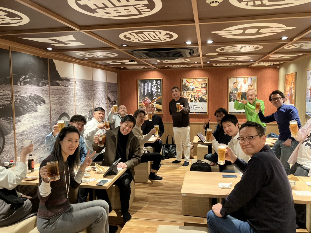 sun_spirits's tweet photo. 毎月開催してる大阪定例会。
今回も思うこと。
継続って大事だなってこと。
うちの生徒は、ほぼ全員ebay経験無し。
8割がたが物販経験すら無し。
当然我々が扱う商材であるフィルムカメラやアンティーク時計の知識は0。
それでも稼げるようになる。
最初から上手くいく人なんて誰もいない。
分からないことだらけで、何一つするにも要領悪い、頭に入らない、仕入れも上手く出来ない、私が5分で出来る仕事も1時間以上かかる。
そんな日々が最初は続くんだよね。
多くの稼げない人達は、ここで挫折しやめていく。
みんな口々に言うんだよ。
「思ってたのと違った」
「ビジネスモデルがちょっとね…」
思った通りのビジネスなんて何処にもない。
派手そうに見えても、仕事の大半は地味な作業。
良いとこしか見ようとしないからそうなるよね。
でも、継続すれば徐々に結果が出てくる。
その月日が長ければ長いほど、結果は大きくなっていく。
何事も人と比べず、コツコツ継続した先にとんでもない未来が待っているんだよね。
そこを信じて行動できるかどうかで人生は変わる。