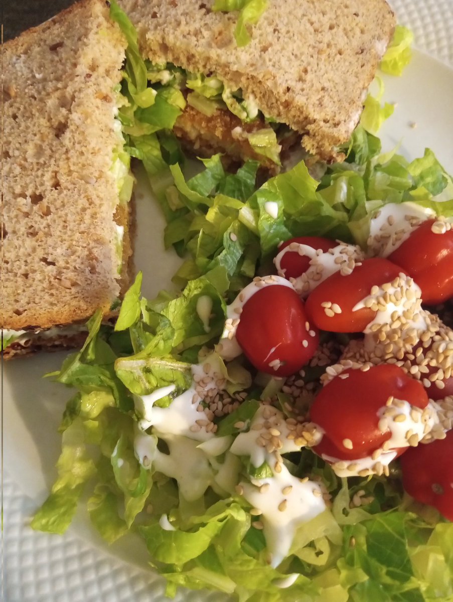 greennomad61's tweet image. Sharing some yummy #vegan food and a new (to me) unbelievably good dipping/dressing sauce👉🏼 #BitchinSauce.
Beyond Meat burgers, fries, salads, chkn pattie sandwich 🤌🏼

#VeganFood #NoMorePandemics
#ItsEasyToEatVegan #PlantBased 
#RealFood