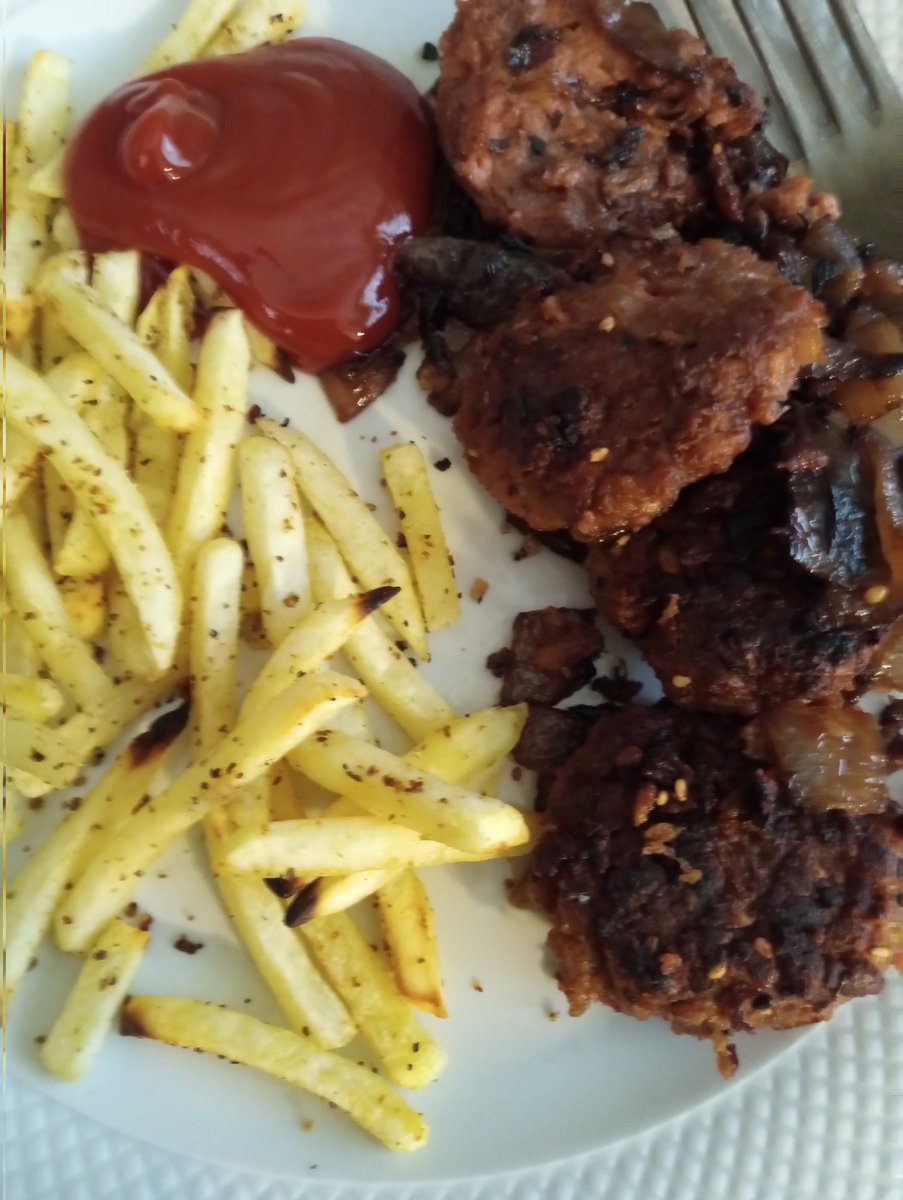 greennomad61's tweet image. Sharing some yummy #vegan food and a new (to me) unbelievably good dipping/dressing sauce👉🏼 #BitchinSauce.
Beyond Meat burgers, fries, salads, chkn pattie sandwich 🤌🏼

#VeganFood #NoMorePandemics
#ItsEasyToEatVegan #PlantBased 
#RealFood