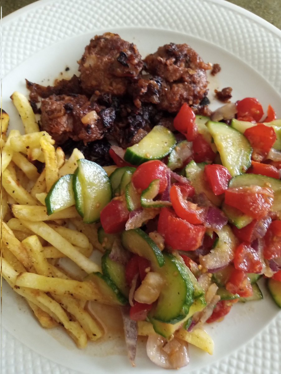 greennomad61's tweet image. Sharing some yummy #vegan food and a new (to me) unbelievably good dipping/dressing sauce👉🏼 #BitchinSauce.
Beyond Meat burgers, fries, salads, chkn pattie sandwich 🤌🏼

#VeganFood #NoMorePandemics
#ItsEasyToEatVegan #PlantBased 
#RealFood