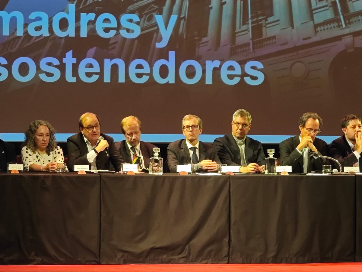 earriagada's tweet photo. 👀 Una vez al año — en dos jornadas por la alta convocatoria— la @ucatolica recibe a madres y padres de los novatos. El rector nos presenta y respondemos decenas de preguntas. A mí me toca mostrar cómo nuestras publicaciones y RRSS los mantendrán informados durante todo el año. https://t.co/C6yJzvg0Eh