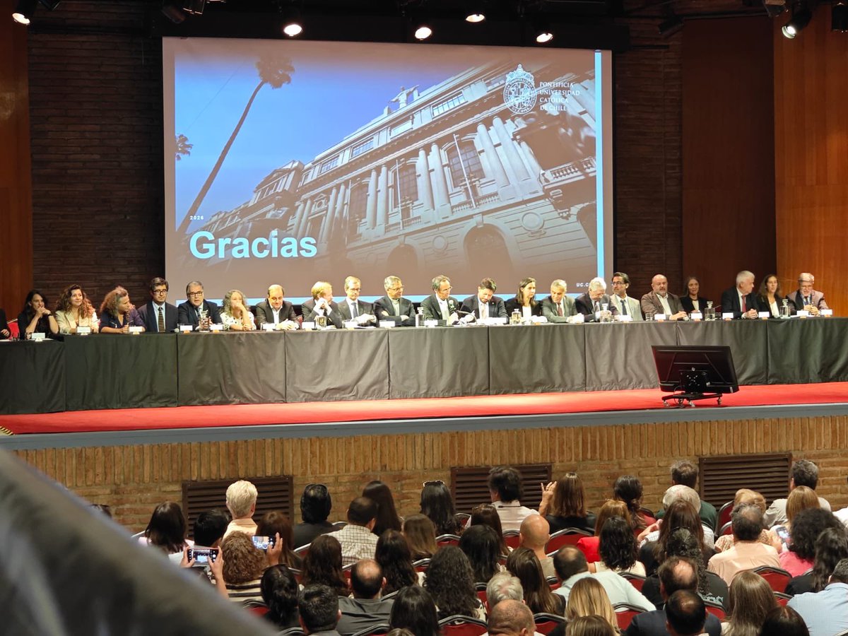 earriagada's tweet photo. 👀 Una vez al año — en dos jornadas por la alta convocatoria— la @ucatolica recibe a madres y padres de los novatos. El rector nos presenta y respondemos decenas de preguntas. A mí me toca mostrar cómo nuestras publicaciones y RRSS los mantendrán informados durante todo el año. https://t.co/C6yJzvg0Eh