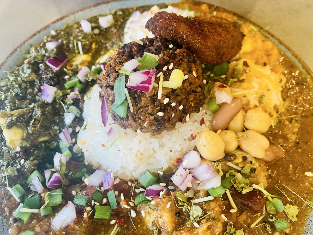 CurryHanako's tweet photo. おはようございます☀️

くもりスタートな一日☁️。
こんな日こそレッツ！スパイスチャージです🌶️💪
⁡
本日の営業時間は
☀️11:00-15:00L.O.
🌙17:30-21:00L.O.
⁡
です🍛
（今週は毎日夜営業あります🌙🍛）
⁡
日替わりは、
サーモン＆マッシュルームのカレー🐟🍄🍋‍🟩
⁡
本日もよろしくお願いします🌸 https://t.co/d5AAxplQEA