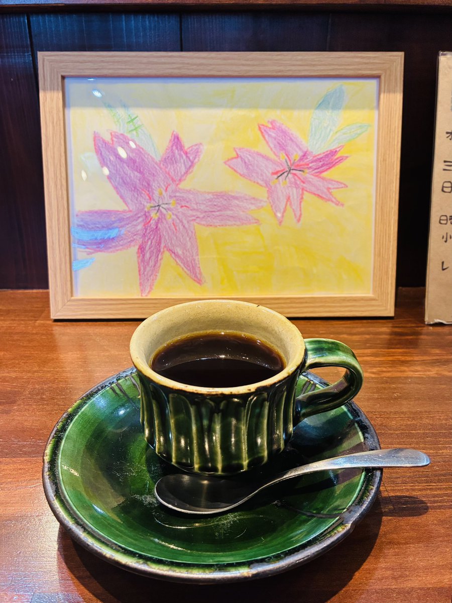 himawarismile_p's tweet photo. 【シェア、拡散のお願い】
多くの人に絵を見てもらうことが夢だと話す、入院中の女の子「みーちゃん」の作品展が22日までの期間限定で開催されています。

会場は宮城県仙台市新寺にある焙煎珈琲裏通り☕️

1枚500円〜
チャリティ販売もあります。

美味しい珈琲を飲みながらぜひご覧ください🥰 https://t.co/g6pXm7db0Z